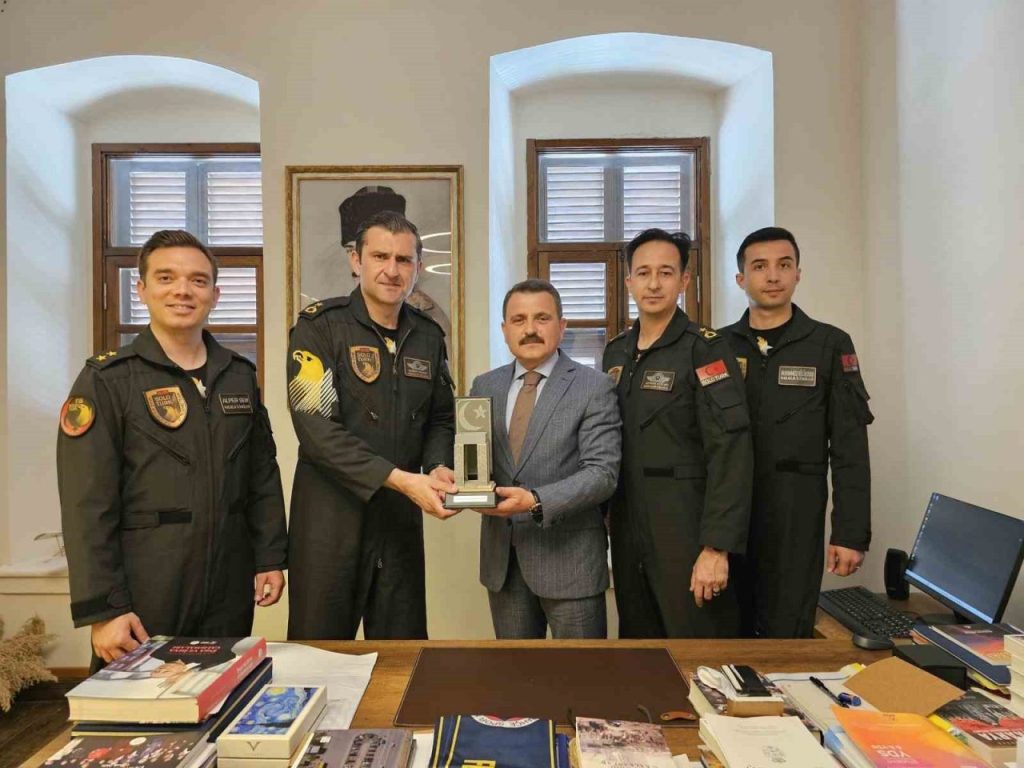 soloturk ekibinden canakkale savaslari gelibolu tarihi alan baskani kasdemire ziyaret bc0aacfad684 |