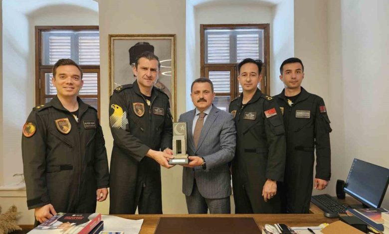 soloturk ekibinden canakkale savaslari gelibolu tarihi alan baskani kasdemire ziyaret bc0aacfad684 |