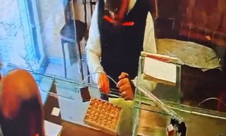 sultanbeylide kuyumcudan 570 bin tllik kulce altin hirsizligi kamerada 4b352db69174 |