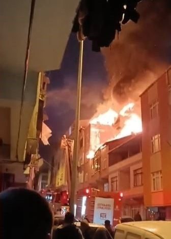 sultangazide korkutan yangin vatandaslar sokaga dokuldu 1e95631977ae |