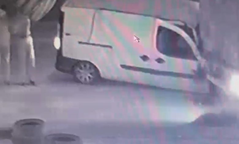 Tırın altına giren araçtan kendi imkanlarıyla böyle çıktı 1 tirin altina giren aractan kendi imkanlariyla boyle cikti 4ebaa7a62e9e |