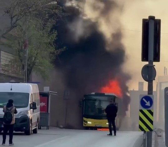 Ümraniye’de İETT otobüsü yandı 1 umraniyede iett otobusu yandi 8e1bcb2a535e |