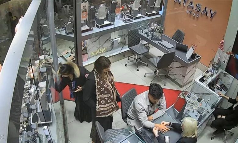 Ümraniye’de kuyumcuda hırsızlık anı kamerada 1 umraniyede kuyumcuda hirsizlik ani kamerada dfcb484b5e27 |