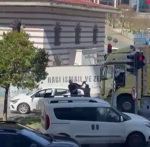 Ümraniye’de trafikte dehşet: Kamyon şoförü çekiçle saldırdı 1 umraniyede trafikte dehset kamyon soforu cekicle saldirdi dadd1d436196 |