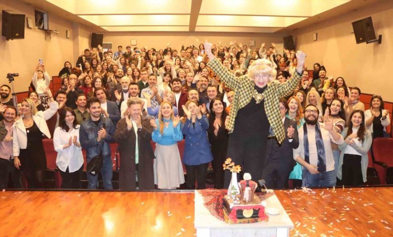 Usta tiyatrocu Göksel Kortay’a adının verildiği sahnede doğum günü sürprizi 1 usta tiyatrocu goksel kortaya adinin verildigi sahnede dogum gunu surprizi fb5735064ab3 |