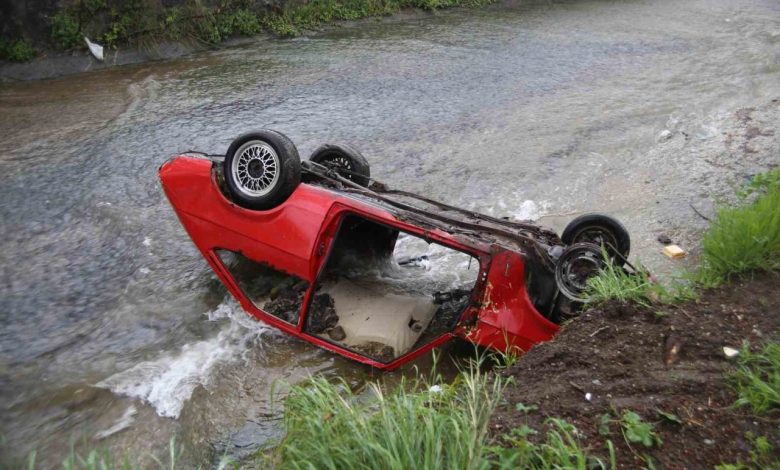 uzun suredir park halindeki otomobili dereye attilar a964d46d6719 |