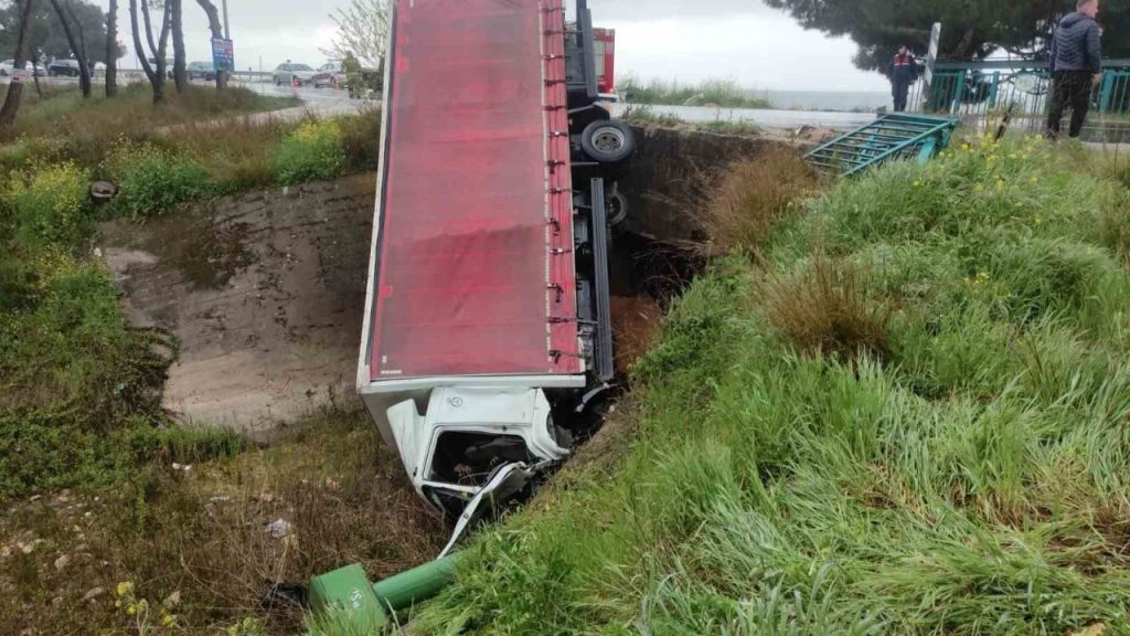 viraji alamayan kamyon dereye uctu 0df3888be3db |