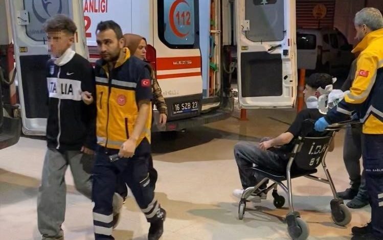 yan bakma kavgasinda 2 kisiyi silah kabzasiyla darp etti b03d1205fd26 |