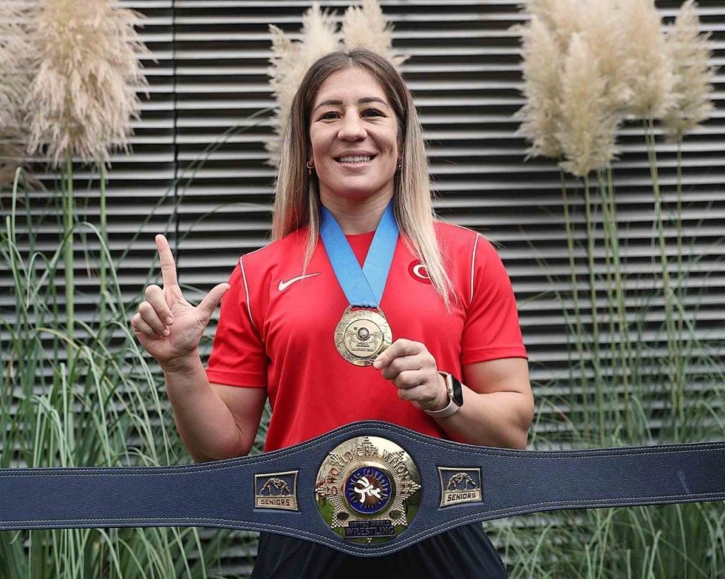 yasemin adar yigit mindere veda etti 301037109631 |