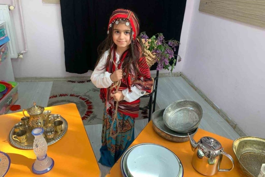 yoresel kiyafetler miniklerin defilesiyle tanitildi 28cb15c0e64f |