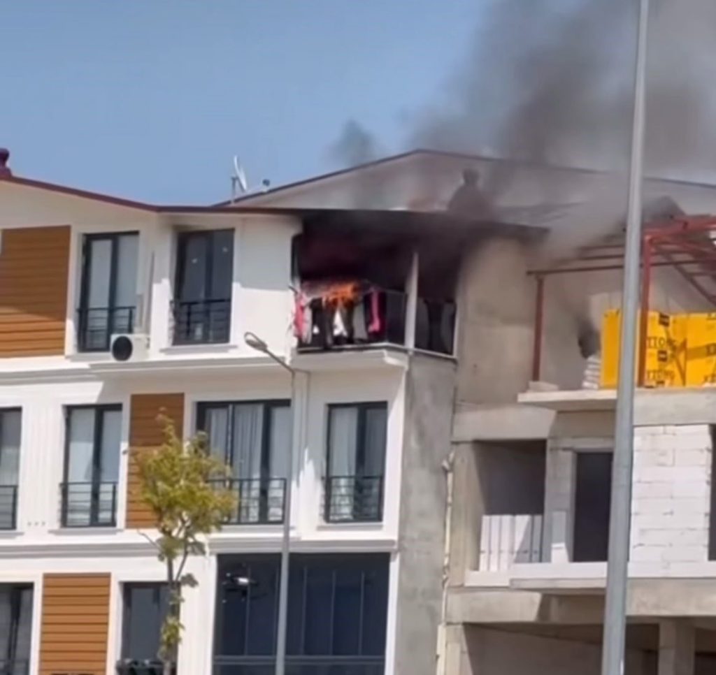 3 katli binanin cati kati alevlere teslim oldu 7b0569f3d6b6 |