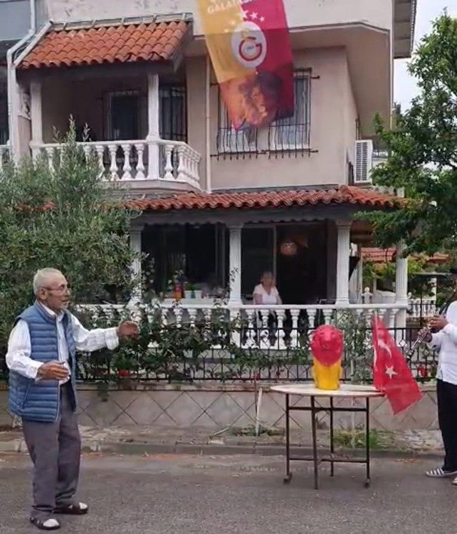 84 yasindaki vatandas galatasarayin sampiyonlugunu davul zurnayla kutladi cd93c0180478 |