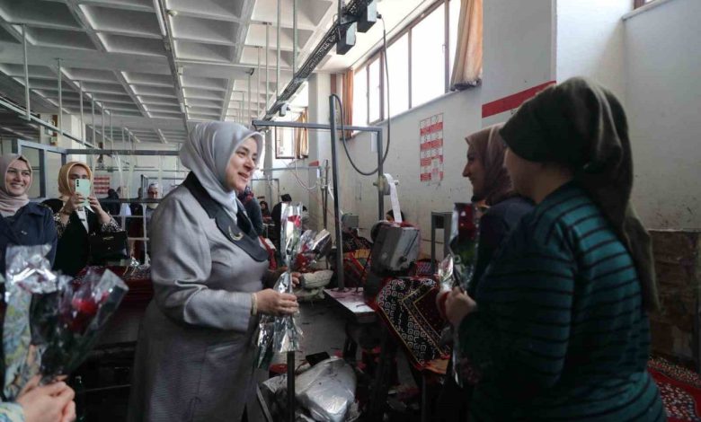 AK Parti Genel Merkez Kadın Kolları Başkanı Ercan, tekstil fabrikasında kadın işçilerle bir araya geldi 1 ak parti genel merkez kadin kollari baskani ercan tekstil fabrikasinda kadin iscilerle bir araya geldi 457afa64c6ef |