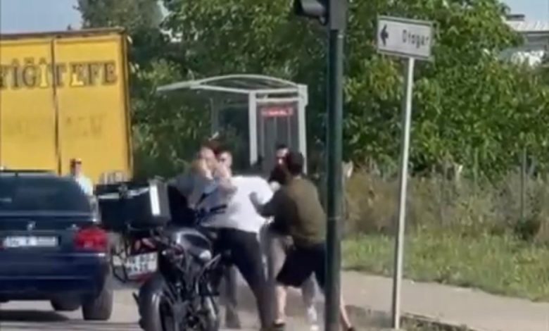 Anayol boks ringine döndü... Trafik durdu yumruklar havada uçuştu 1 anayol boks ringine dondu trafik durdu yumruklar havada ucustu 7525d96ec098 |
