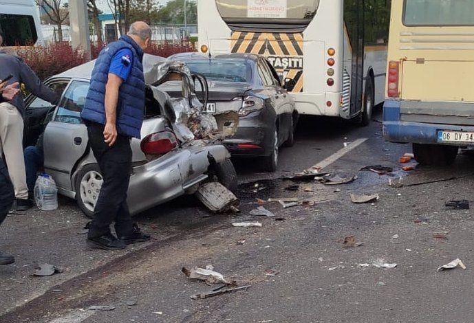 Ankara’da işçi servisi kırmızı ışıkta bekleyen araçlara çarptı: 14 yaralı 1 ankarada isci servisi kirmizi isikta bekleyen araclara carpti 14 yarali 99dd580d1ffb |