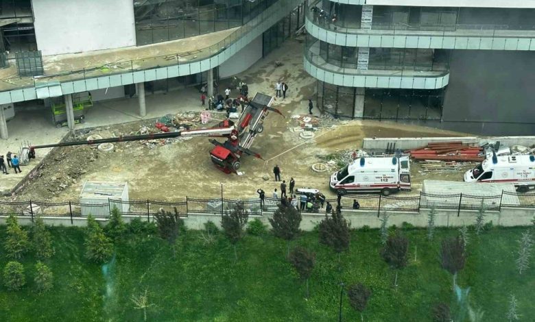 Ankara’da kule vinç devrildi: 3 yaralı 1 ankarada kule vinc devrildi 3 yarali 03c25334236e |