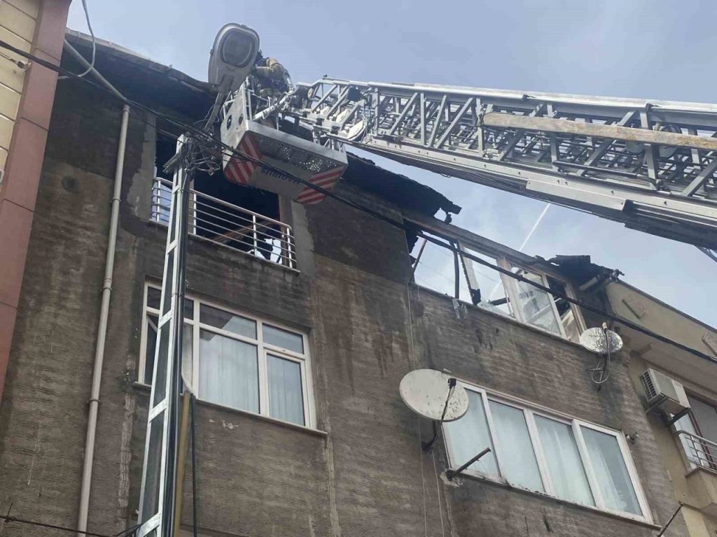 atasehirde bir binanin cati kati yanarak alevlere teslim oldu 1919507afbd2 |