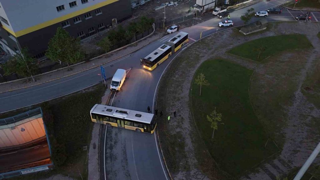 avcilarda freni patlayan iett otobusu bir baska otobuse carpti yol trafige kapandi 4da755430329 |