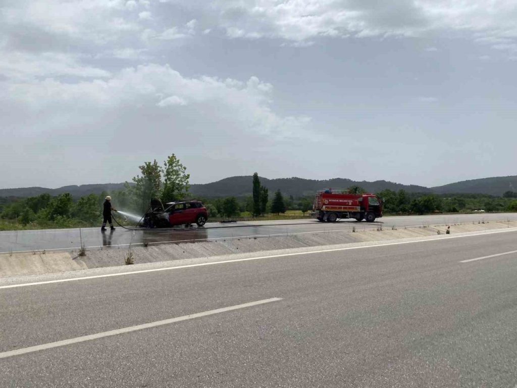 ayvacikta seyir halindeki otomobil yandi 7d18d94bf127 |