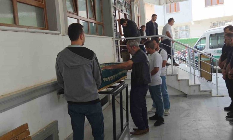 bag evinde balta ile oldurulen 25 yasindaki genc adam topraga verildi 88c0ed769a45 |