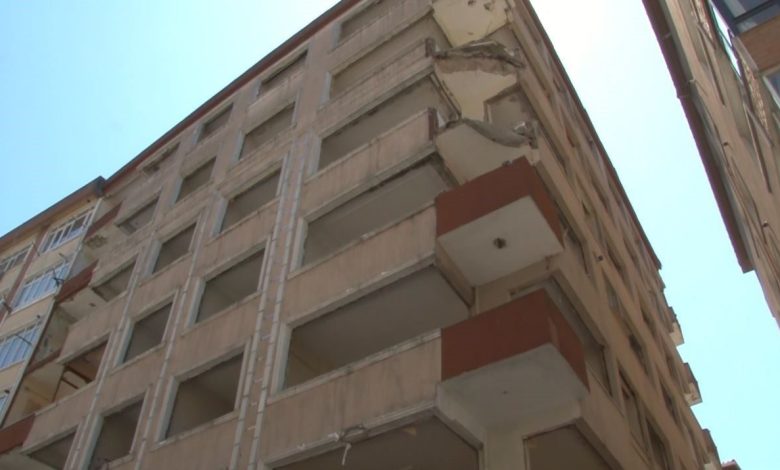 bahcelievlerde yikimi yapilan binanin balkonu deprem esnasinda coktu 1 yarali 590e041cff96 |