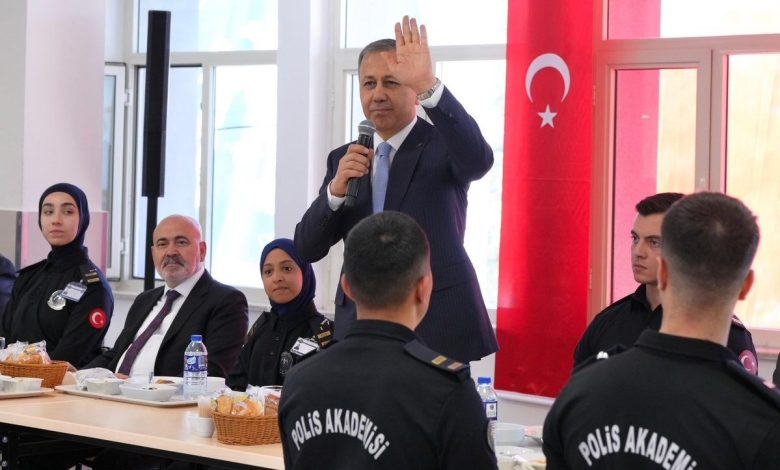 bakan yerlikaya polis akademisinde ogrencilerle bir araya geldi 90c09566fd66 |