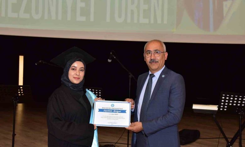 Balıkesir MYO’da mezuniyet sevinci 1 balikesir myoda mezuniyet sevinci f5a3858fabc3 |