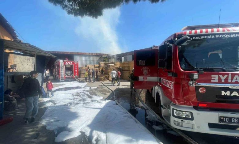 Balıkesir’de mobilya atölyesinde korkutan yangın 1 balikesirde mobilya atolyesinde korkutan yangin 46db14ffb7e5 |