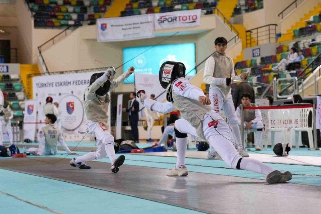 balikesirde sporcular eskrimde sampiyonluk icin yarisiyor b0b4968968f4 |