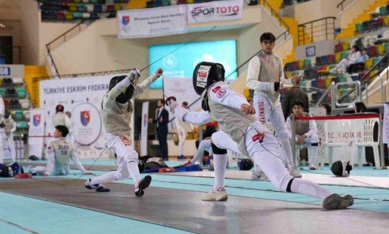 Balıkesir’de sporcular eskrimde şampiyonluk için yarışıyor 1 balikesirde sporcular eskrimde sampiyonluk icin yarisiyor b0b4968968f4 |