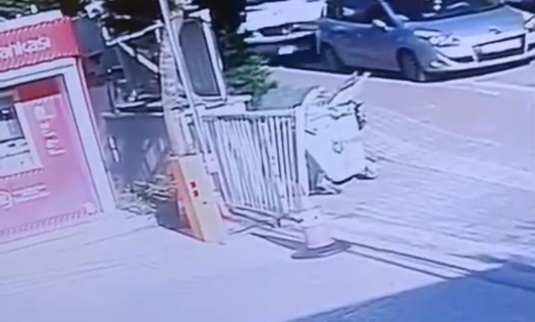 Bankamatikten para çekti, servis aracının altında kaldı...O anlar kamerada 1 bankamatikten para cekti servis aracinin altinda kaldio anlar kamerada af6ed17c1862 |