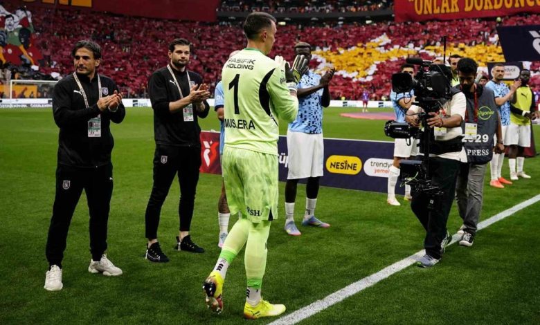 Başakşehir, şampiyon Galatasaray’ı alkışladı 1 basaksehir sampiyon galatasarayi alkisladi 10ff4ad06e4d |