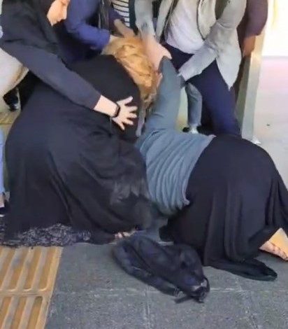 bayrampasada muzisyen dilencilerin yer kavgasi kamerada sac saca bas basa girdiler 202bef1c4764 |