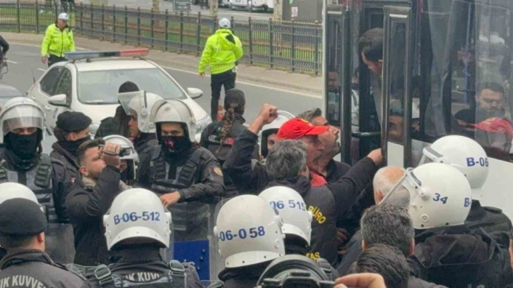 besiktas ve sisliden taksime izinsiz yurumek isteyen gruba mudahale 7959162b48a9 |