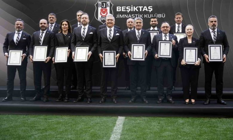 Beşiktaş’ta Başkan Serdal Adalı ve yönetimi, mazbatalarını aldı 1 besiktasta baskan serdal adali ve yonetimi mazbatalarini aldi a2d2981822a3 |