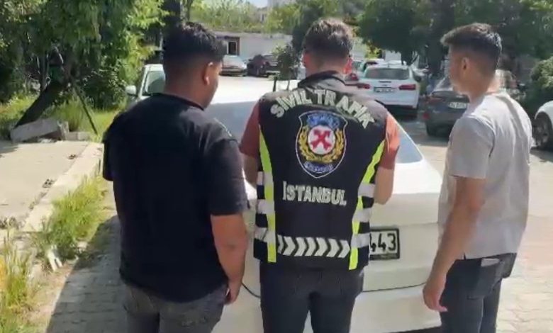 Beylikdüzü’nde araç camından sarkıp dans eden şahıslara ceza 1 beylikduzunde arac camindan sarkip dans eden sahislara ceza 8ee5baa16076 |
