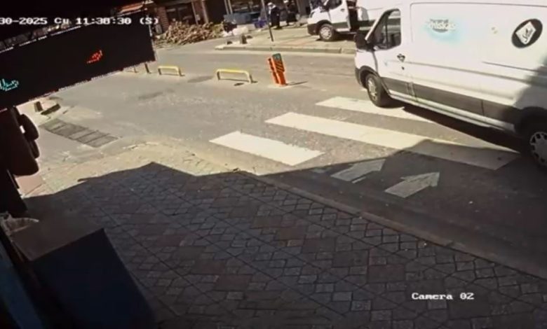 Beyoğlu’nda yolun karşısına geçmeye çalışan kadına geriye doğru manevra yapan ticari minibüs çarptı: O anlar kamerada 1 beyoglunda yolun karsisina gecmeye calisan kadina geriye dogru manevra yapan ticari minibus carpti o anlar kamerada 1a6ce6c4962e |