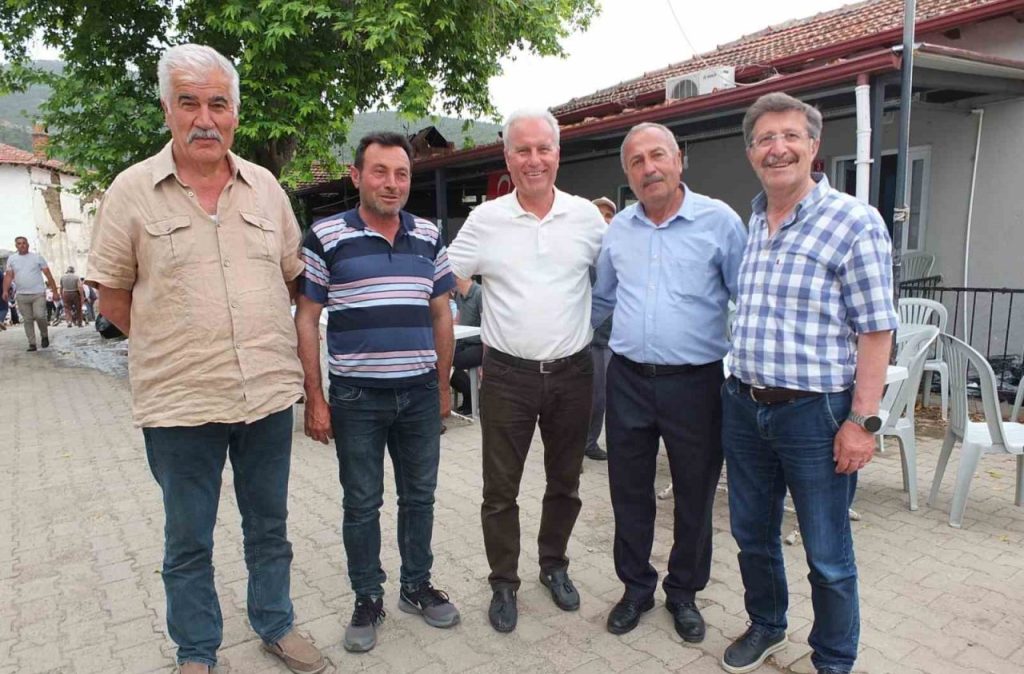 burhaniyede geleneksel dutluca hayri yuzlerce insani bulusturdu 930eb264a66e e1748270347833 |