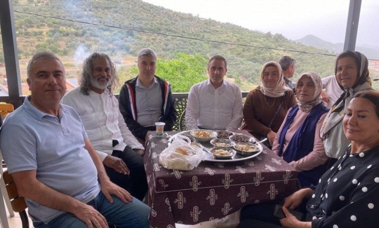 Burhaniye’de Kaymakam Memiş, Dutluca hayrına katıldı 1 burhaniyede kaymakam memis dutluca hayrina katildi c2ce6e88ba4f |