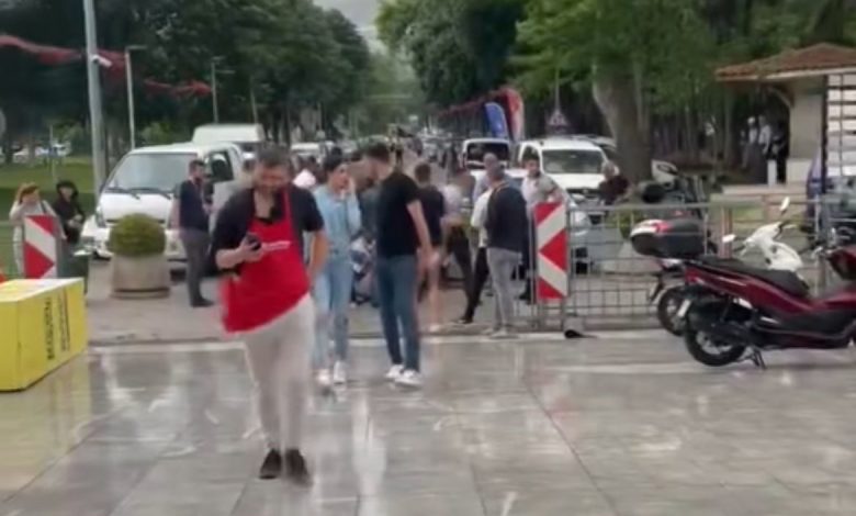 Bursa’da fırtına reklam panosunu uçurdu: Bir kişi yaralandı 1 bursada firtina reklam panosunu ucurdu bir kisi yaralandi 4d3cf9dfc3ff |