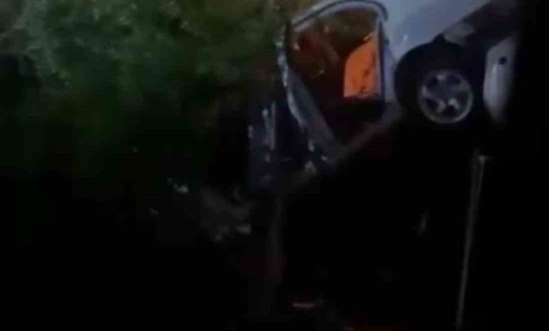 bursada kontrolden cikan otomobil bahceye uctu 1 yarali 9189afd59fa1 |