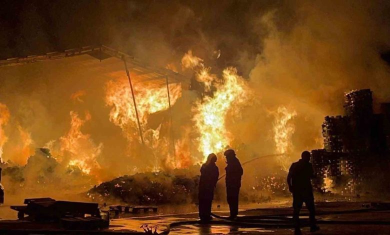 Bursa’da palet fabrikası alevlere teslim oldu 1 bursada palet fabrikasi alevlere teslim oldu 8d6e85940876 |