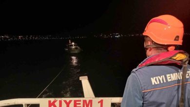 canakkale bogazinda icinde 5 kisinin bulundugu tekne kurtarildi caf4134c93bf |