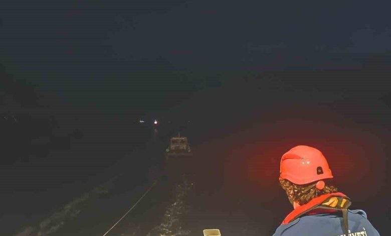 canakkale bogazinda makine arizasi yapan tekne yedeklenerek cekildi da36ed91a03c |