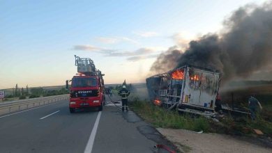 canakkalede yol kenarina devrilen tir alev alev yandi dd71e980198c |