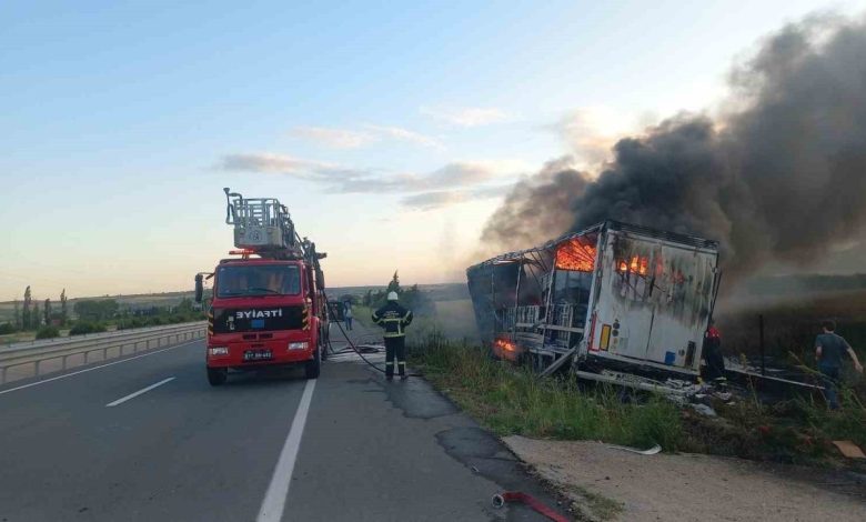 canakkalede yol kenarina devrilen tir alev alev yandi dd71e980198c |