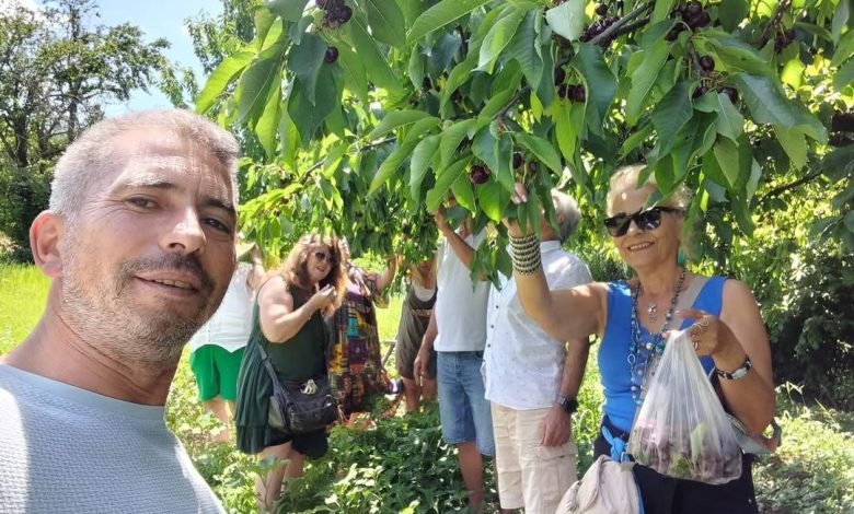 Çanakkale’yi turistlere tanıtmak için bahçelerinden meyve ikram ediyor 1 canakkaleyi turistlere tanitmak icin bahcelerinden meyve ikram ediyor 79f6aa2e2843 |