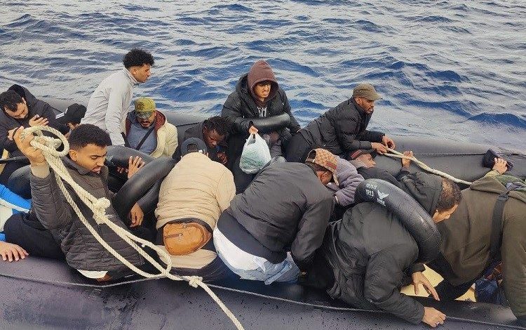 cesme aciklarinda lastik bottaki 24 gocmen sahil guvenlik ekiplerince kurtarildi 8bb3969a6049 |