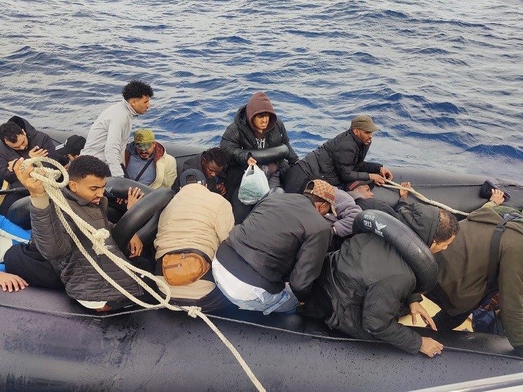 cesme aciklarinda lastik bottaki 24 gocmen sahil guvenlik ekiplerince kurtarildi 8bb3969a6049 |