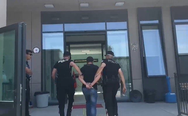 Cinsel istismar suçundan 15 yılla aranan zanlı yakalandı 1 cinsel istismar sucundan 15 yilla aranan zanli yakalandi aefe5ae62438 |